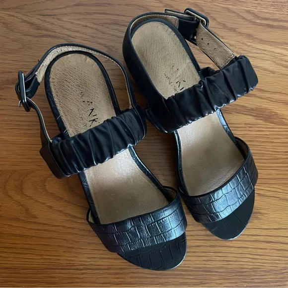 FRANKIE4 Mollie Black Croc Embossed Sandals Size 7