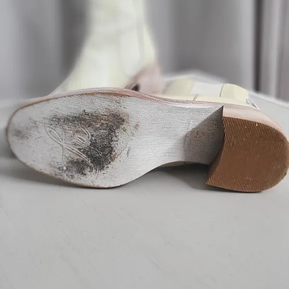Free People Essential Chelsea Boots in Cream size 38 or size 7.5