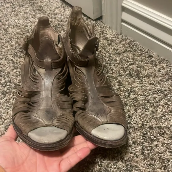 Freebird by Steven Leather Arrow Sandals 9