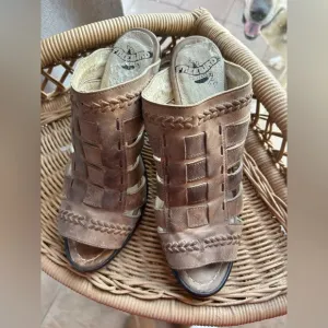 Freebird by Steven size 8 Brown Leather Sandals Vultr Vulture mule sandals heel