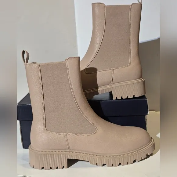 French Connection Women's Reyah Chelsea Lug Sole Boots, Size 7 Taupe color.