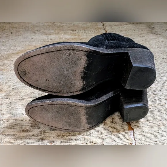 Frye • Alton Chelsea Boots in Black