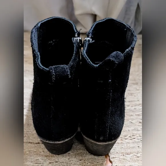 Frye • Alton Chelsea Boots in Black