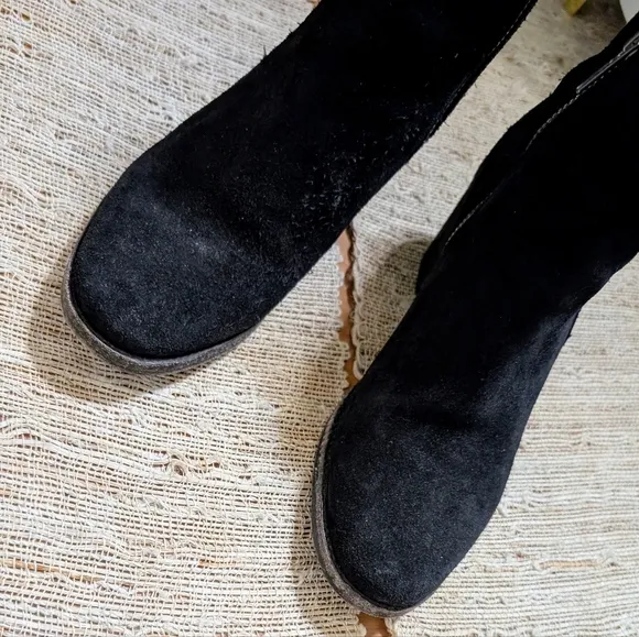 Frye • Alton Chelsea Boots in Black