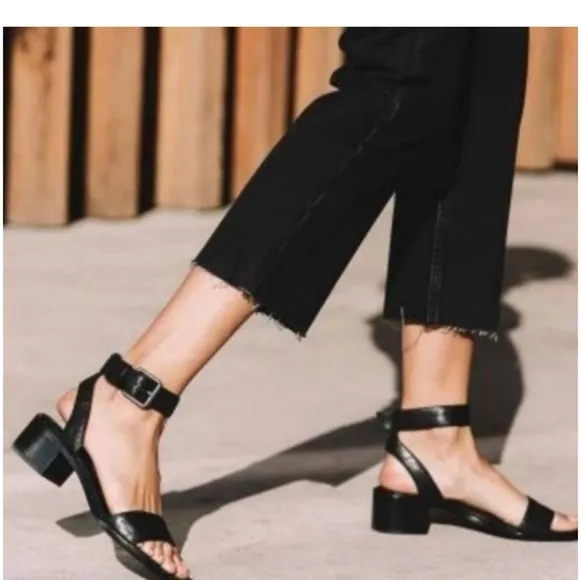 Frye CINDY Black leather strappy sandals. Size 7.5
