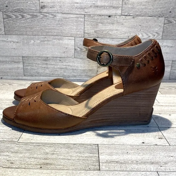 FRYE Dierdre Women's Ankle Strap Brown Leather Wedge Sandals Size 9