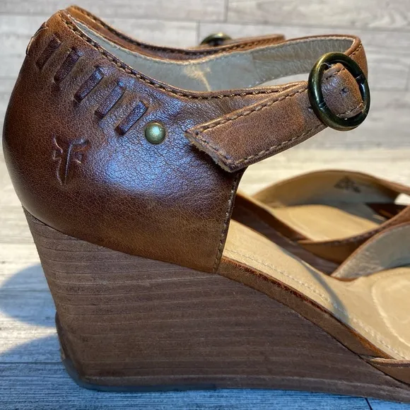 FRYE Dierdre Women's Ankle Strap Brown Leather Wedge Sandals Size 9