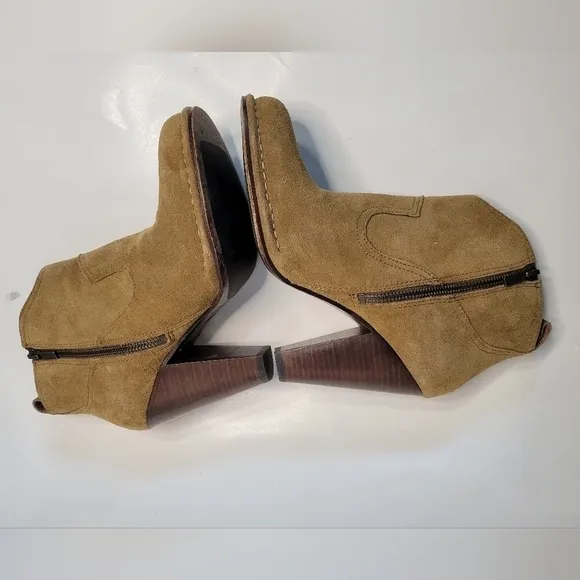 Frye Madeline Ankle Heeled Boots Suede in Cashew 9M