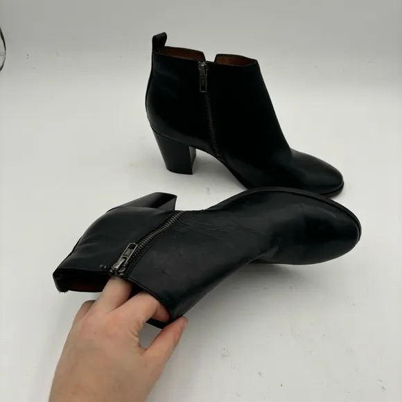 Frye Women’s 8.5 Smooth Black Leather Side Zip Ankle Boots