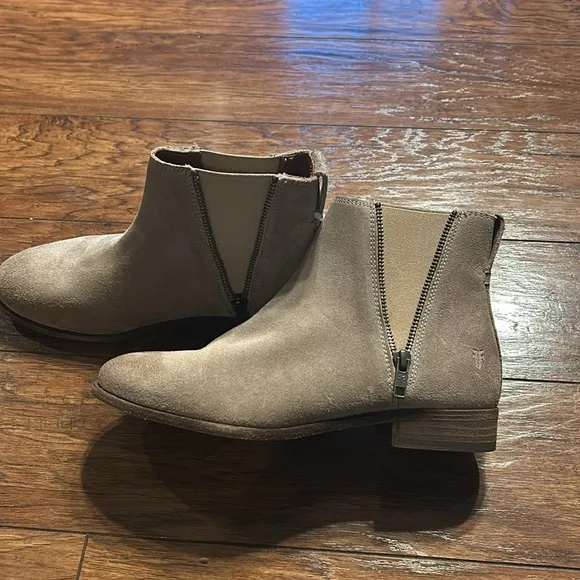FRYE Women's Carly Zip Chelsea Boot size 8.5  NEW