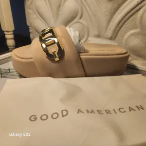 Good American Cream Platform Slides. NIB. Size 6.5