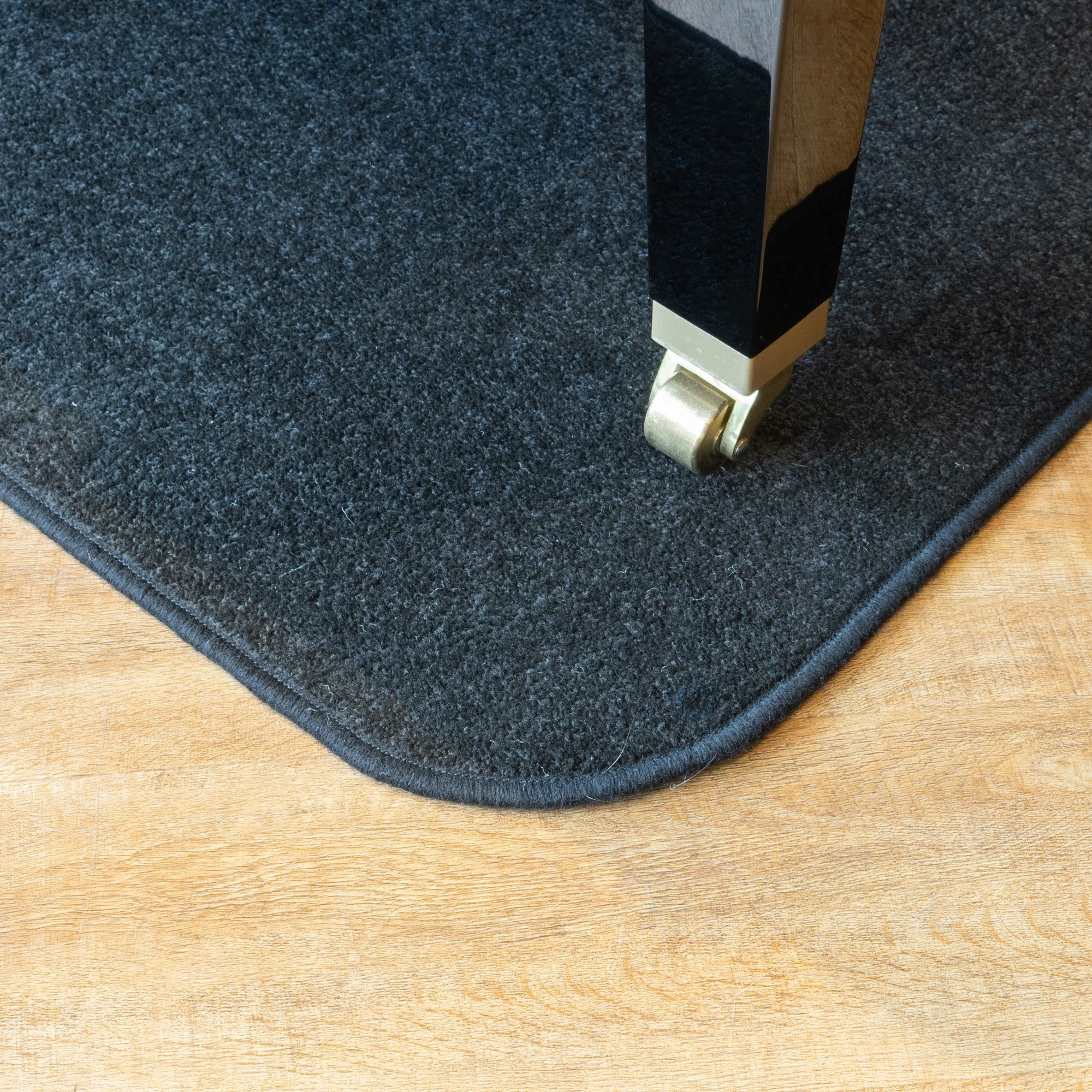 Heatproof protection carpet for grand pianos