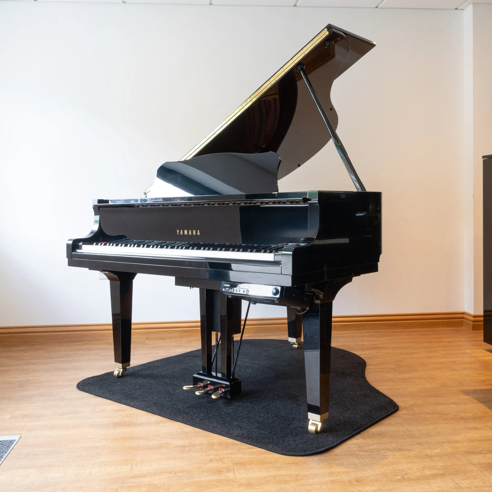 Heatproof protection carpet for grand pianos
