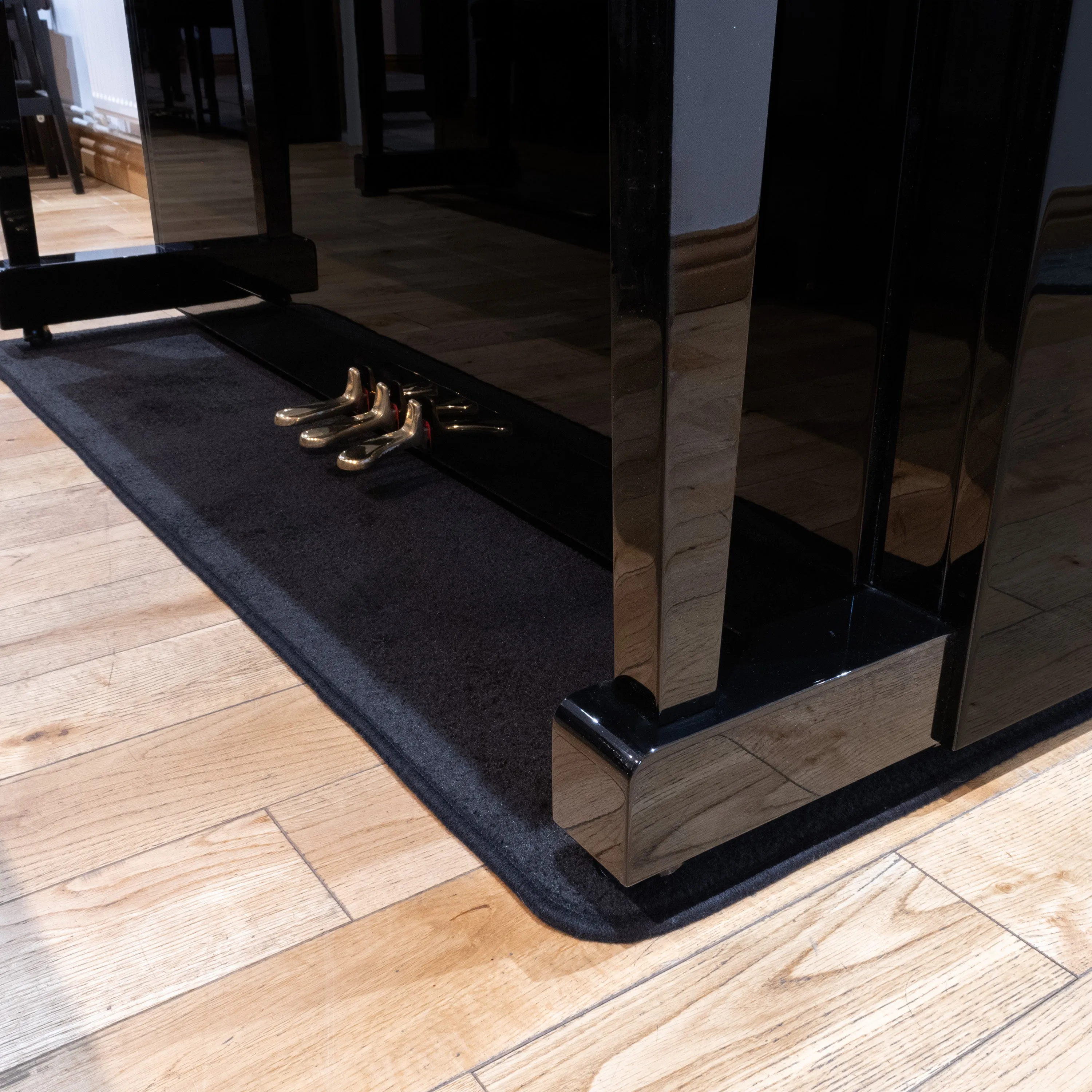 Heatproof protection carpet for upright pianos