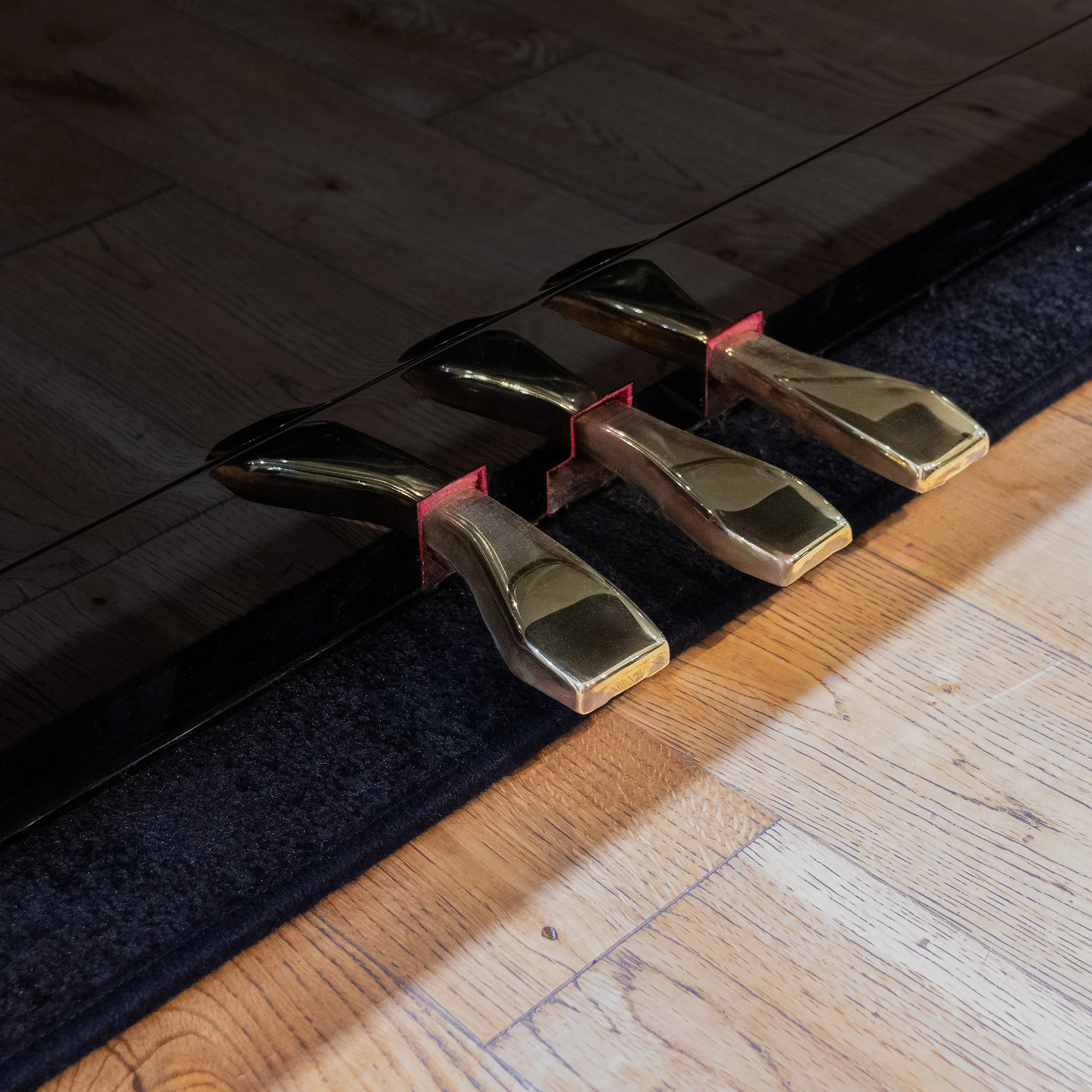 Heatproof protection carpet for upright pianos