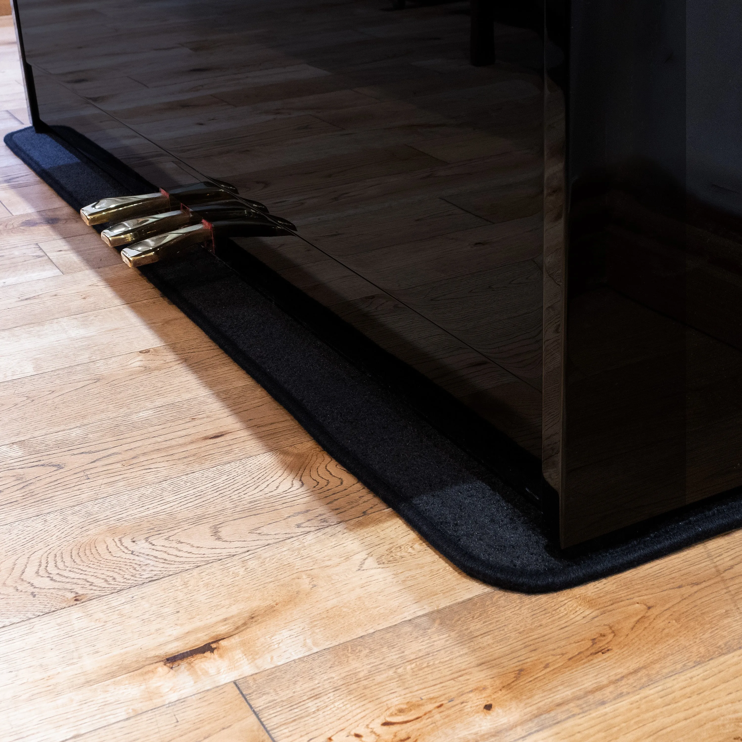 Heatproof protection carpet for upright pianos