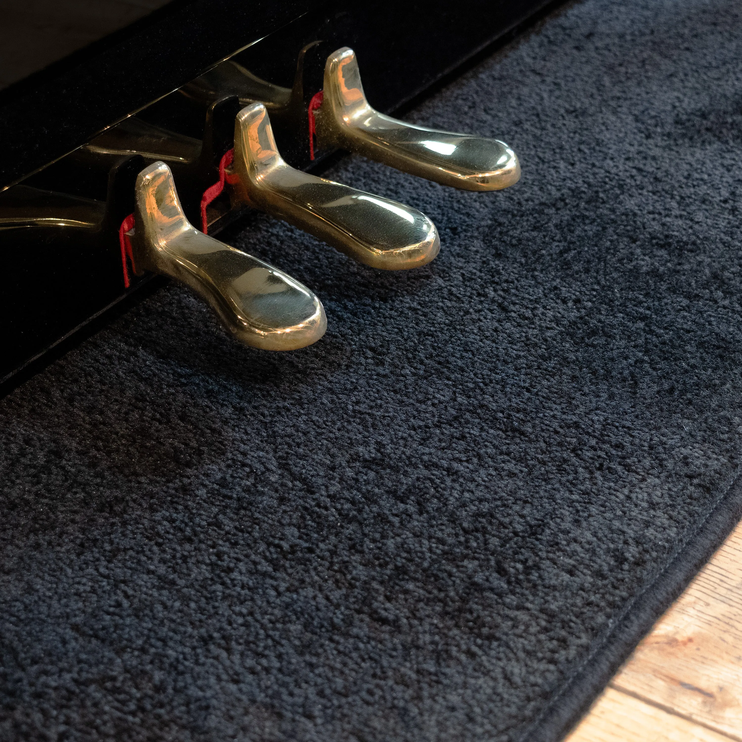Heatproof protection carpet for upright pianos