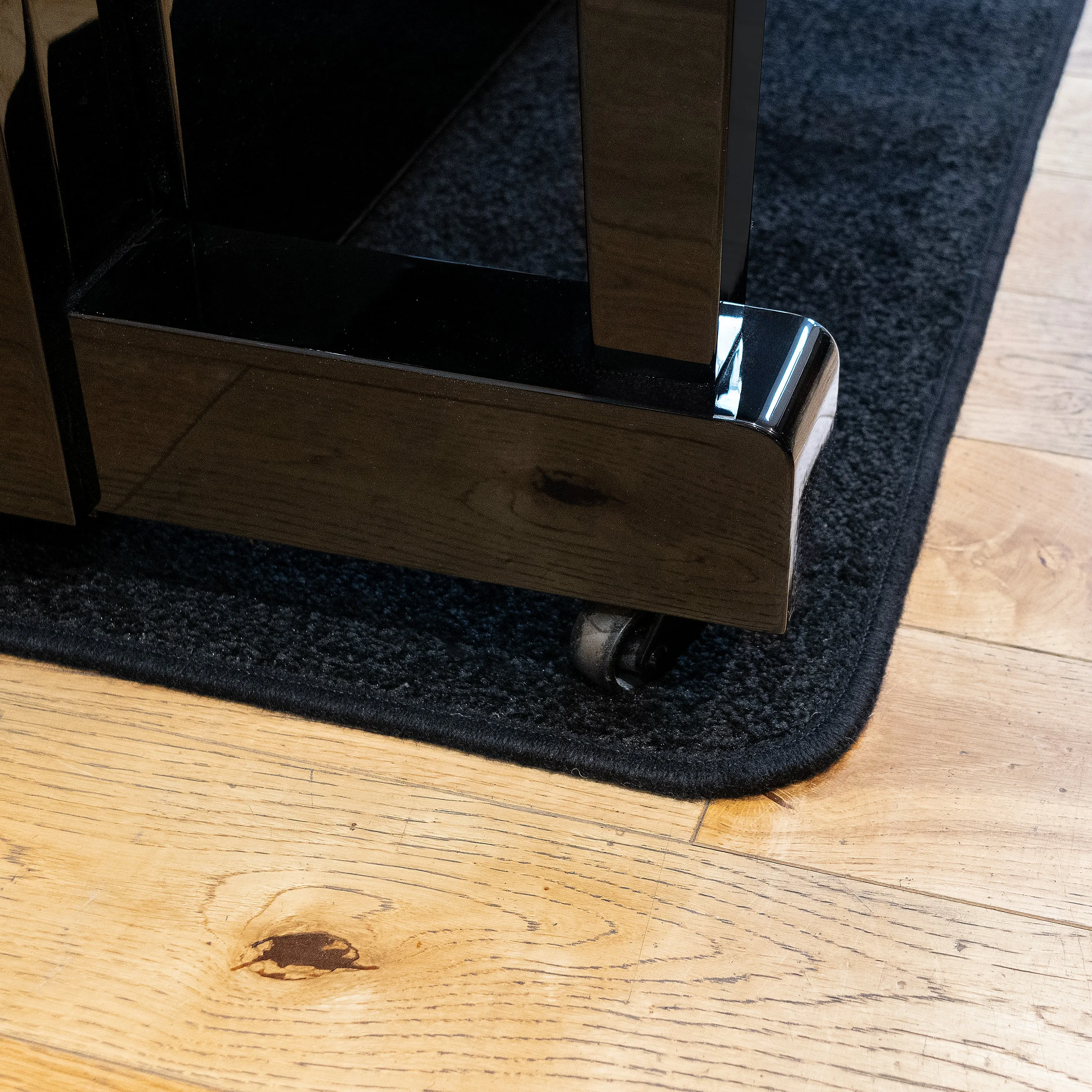 Heatproof protection carpet for upright pianos