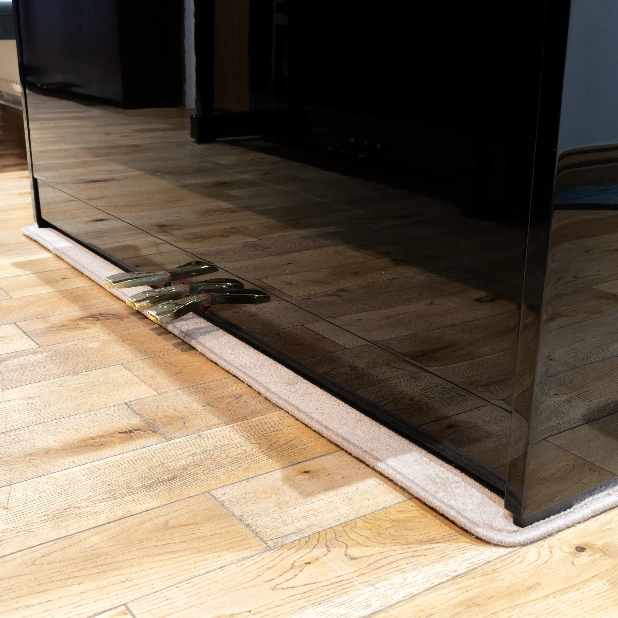 Heatproof protection carpet for upright pianos