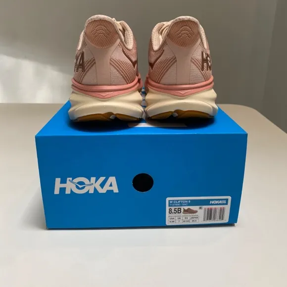 Hoka Women’s Clifton 9 Sneaker in Sandstone/ Cream sizes 8, 8.5 New in Box