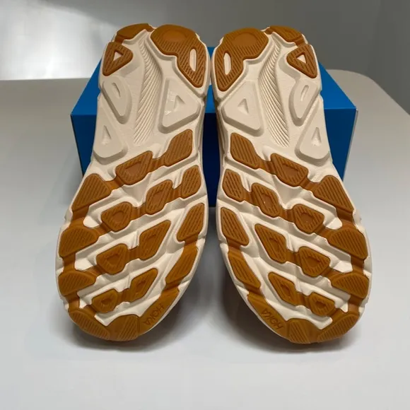 Hoka Women’s Clifton 9 Sneaker in Sandstone/ Cream sizes 8, 8.5 New in Box