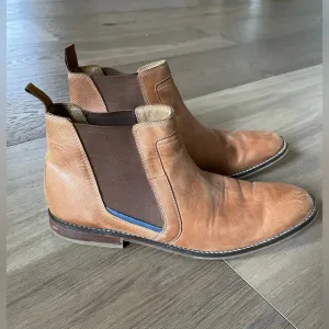 Hush Puppies Brown Chelsea Slip-On Boots Size 11