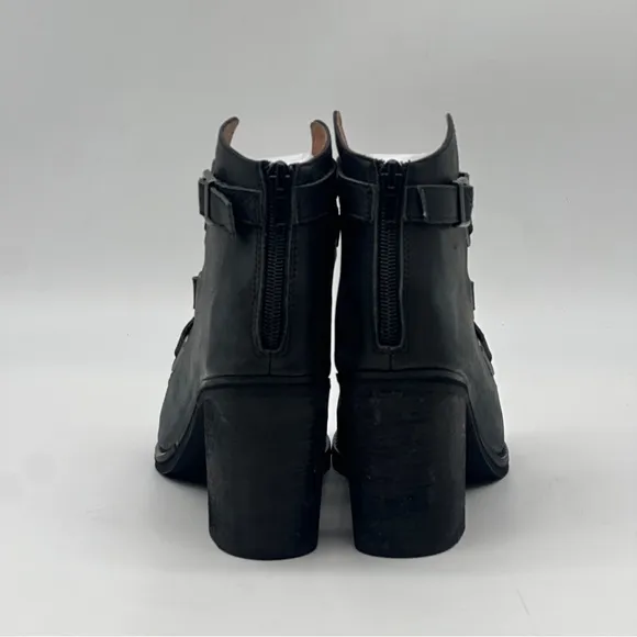 Jeffrey Campbell Salazar Sandals. Size 8
