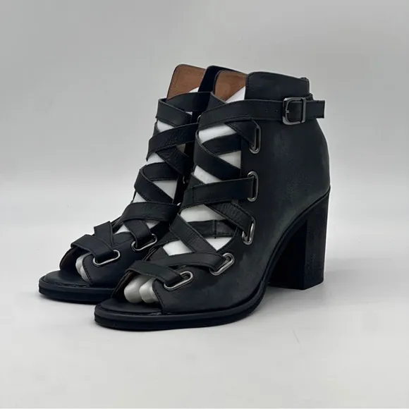 Jeffrey Campbell Salazar Sandals. Size 8