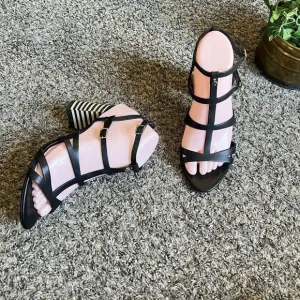 Kate Spade Annmarie black caged Strappy sandals striped chunky heels 8 B Italy