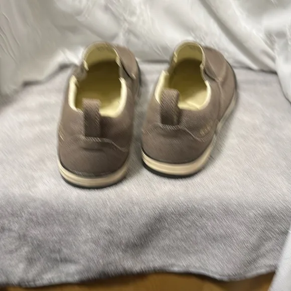 Keen slip on shoes men canvas like new condition light brown color size 12