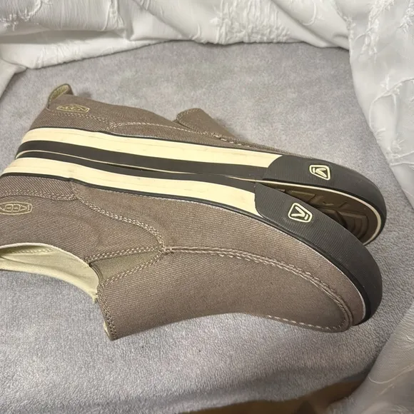 Keen slip on shoes men canvas like new condition light brown color size 12