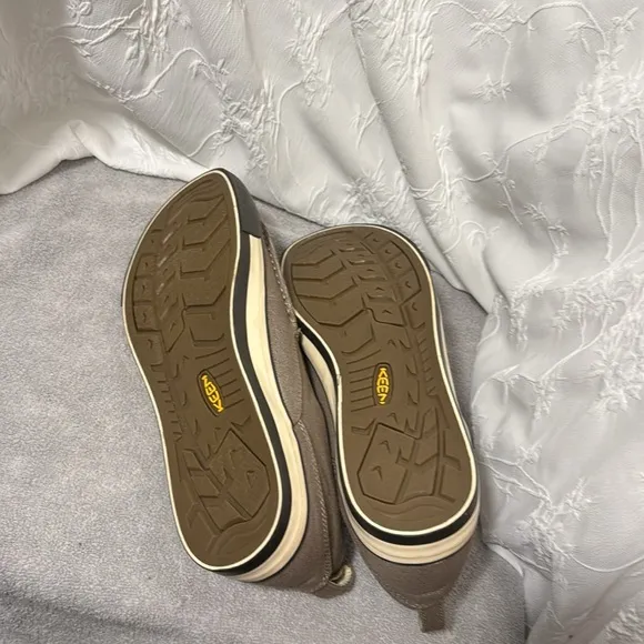 Keen slip on shoes men canvas like new condition light brown color size 12