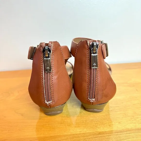 Kenneth Cole Great Gal Toffee Cognac Vegan Leather Wedge T-Strap Sandals 6.5