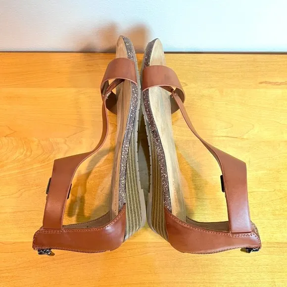 Kenneth Cole Great Gal Toffee Cognac Vegan Leather Wedge T-Strap Sandals 6.5