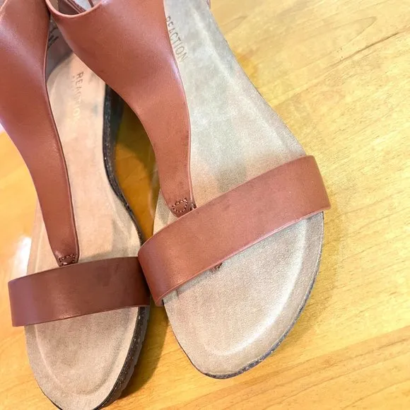 Kenneth Cole Great Gal Toffee Cognac Vegan Leather Wedge T-Strap Sandals 6.5