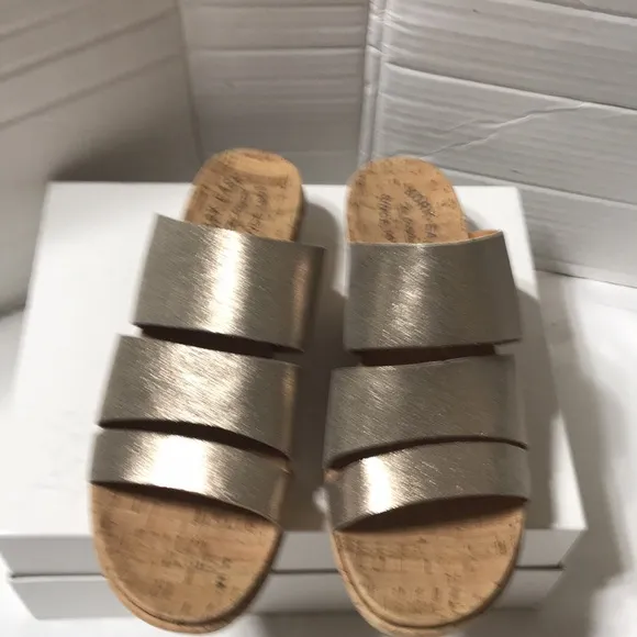 Kork ease Menzie leather upper cork slides. NWOT