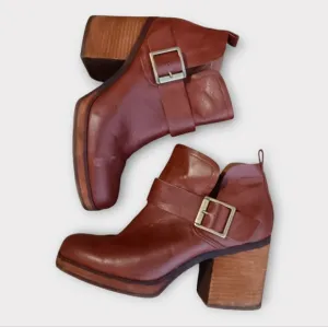 🤎KORKS KARI BOOTIES WOMEN'S SIZE 10 BROWN HEEL SIDE BUCKLE SQUARE TOE BO
