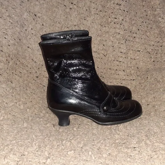 LA CANADIENNE-Black Crinkly Patent Leather Booties-Side Zip-Sz 5.5-Excellent