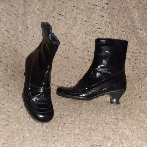 LA CANADIENNE-Black Crinkly Patent Leather Booties-Side Zip-Sz 5.5-Excellent