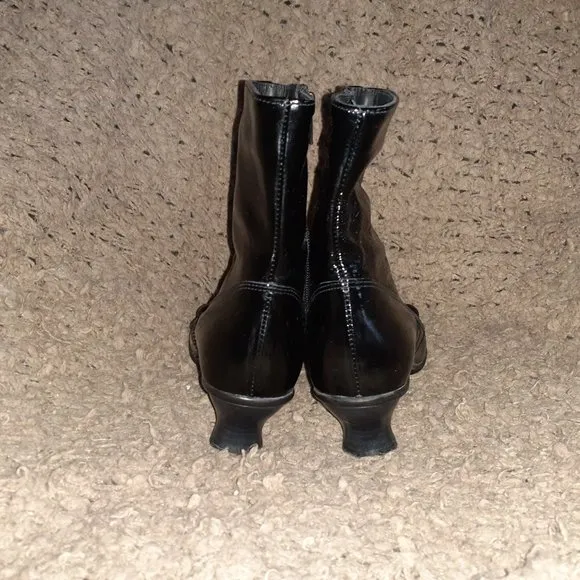 LA CANADIENNE-Black Crinkly Patent Leather Booties-Side Zip-Sz 5.5-Excellent
