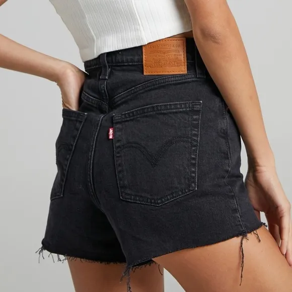 LEVI'S - RIBCAGE DENIM SHORT IN BLACK LAKE