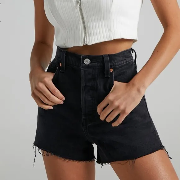 LEVI'S - RIBCAGE DENIM SHORT IN BLACK LAKE