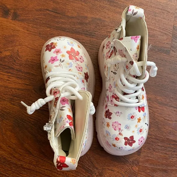 Little Girl’s White Floral Print Zip Side Hiking Boots 11.5