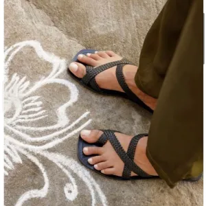 Loq Thia sandals