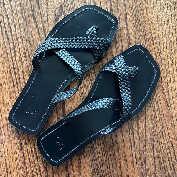 Loq Thia sandals