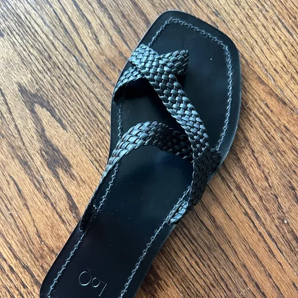 Loq Thia sandals