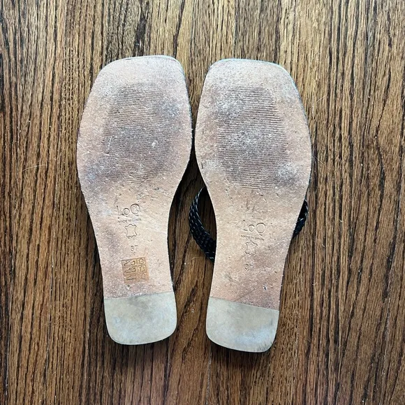 Loq Thia sandals