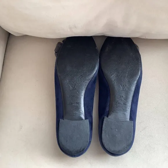 ✨🤩Louis Vuitton Blue Velvet Flats with Gray Flower Embellishment - size 37