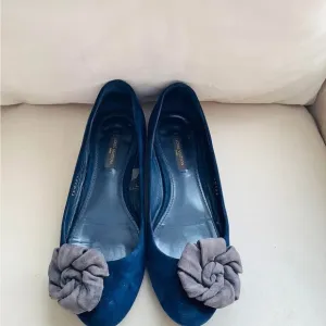 ✨🤩Louis Vuitton Blue Velvet Flats with Gray Flower Embellishment - size 37