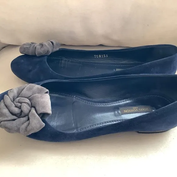 ✨🤩Louis Vuitton Blue Velvet Flats with Gray Flower Embellishment - size 37